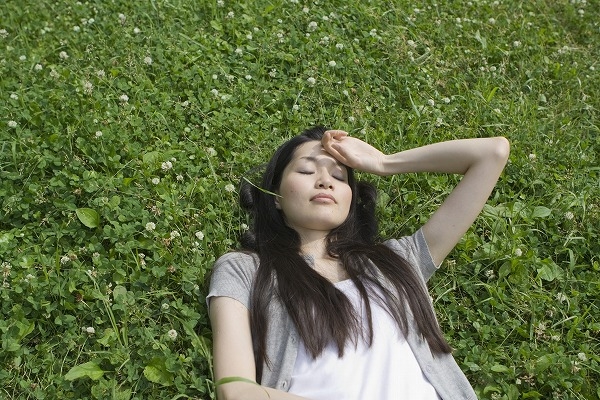 睡眠 睡魔 熟睡 日向 若い日本人女性のフリー素材｜m020662