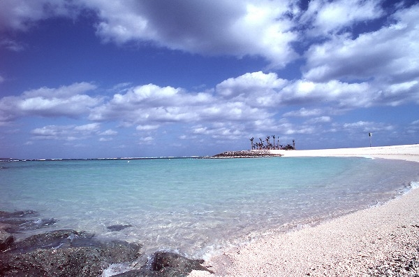 沖縄の海 青空 砂浜のフリー素材｜umi0001-001