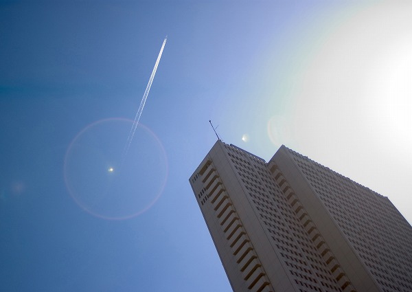 高層ビル 飛行機雲 青空のフリー素材 無料の写真素材なら Foto Project