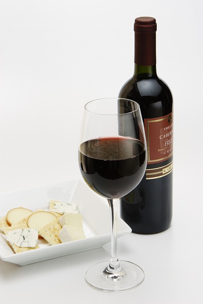 ワイングラスとワインボトル 赤ワイン チーズ クラッカーのフリー素材 無料の写真素材なら Foto Project