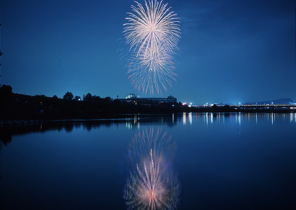 花火大会 水面に映る花火のフリー素材 無料の写真素材なら Foto Project