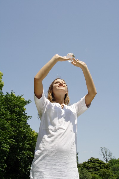 ガラス 両手で地球を掲げる女性 ボールのフリー素材 無料の写真素材なら Foto Project