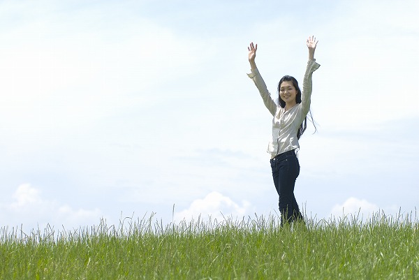若い女性 草原 土手 散歩 スリム ジーンズのフリー素材 無料の写真素材なら Foto Project