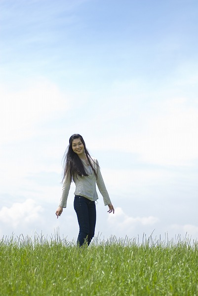 若い女性 ジーンズ 草原 土手 散歩 スリムのフリー素材 無料の写真素材なら Foto Project