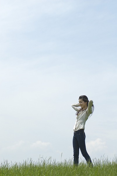 ジーンズ 草原 土手 散歩 スリム 若い女性のフリー素材 無料の写真素材なら Foto Project