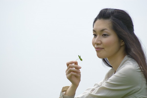 クローバー 綺麗な日本人女性 清楚 若いのフリー素材 無料の写真素材なら Foto Project