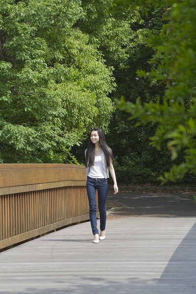 歩く女性 ヒール ジーンズ 黒髪 橋 白い靴のフリー素材 無料の写真素材なら Foto Project