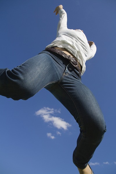 嬉しい ジャンプ 跳ぶ 喜ぶ カジュアルな女性のフリー素材 無料の写真素材なら Foto Project