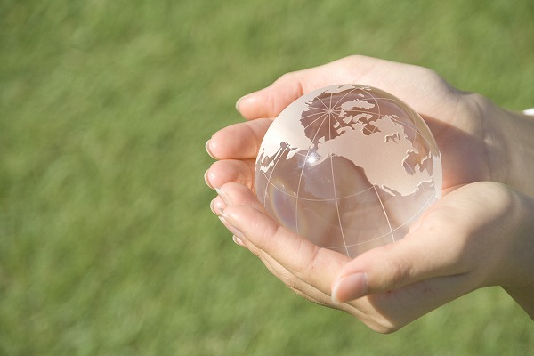 大切な地球 ボール 地球儀 透き通った 透明のフリー素材 無料の写真素材なら Foto Project
