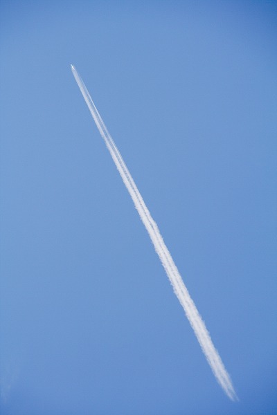 青空と飛行機雲のフリー素材 無料の写真素材なら Foto Project