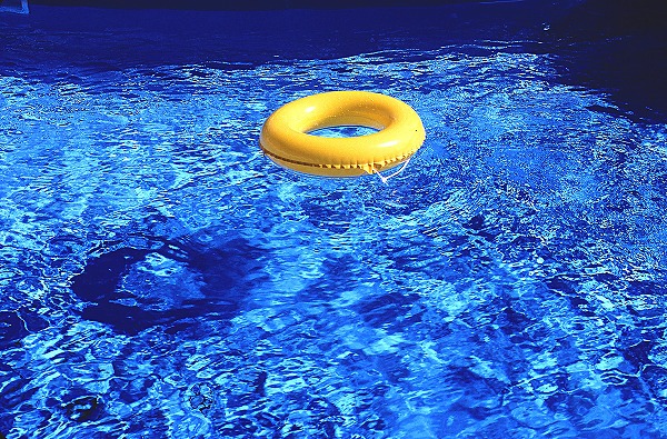 プールと黄色い浮き輪のフリー素材 無料の写真素材なら Foto Project