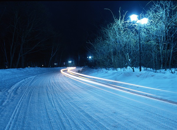 夜の雪道 ヘッドライトのフリー素材 無料の写真素材なら Foto Project