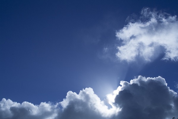 雲間からあふれる陽光 青空のフリー素材 無料の写真素材なら Foto Project