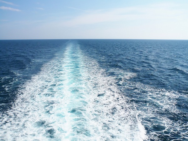 船の航跡 白い波のフリー素材 無料の写真素材なら Foto Project