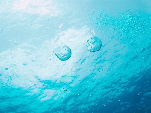 海中風景 エアー 気泡 海面イメージのフリー素材 無料の写真素材なら Foto Project